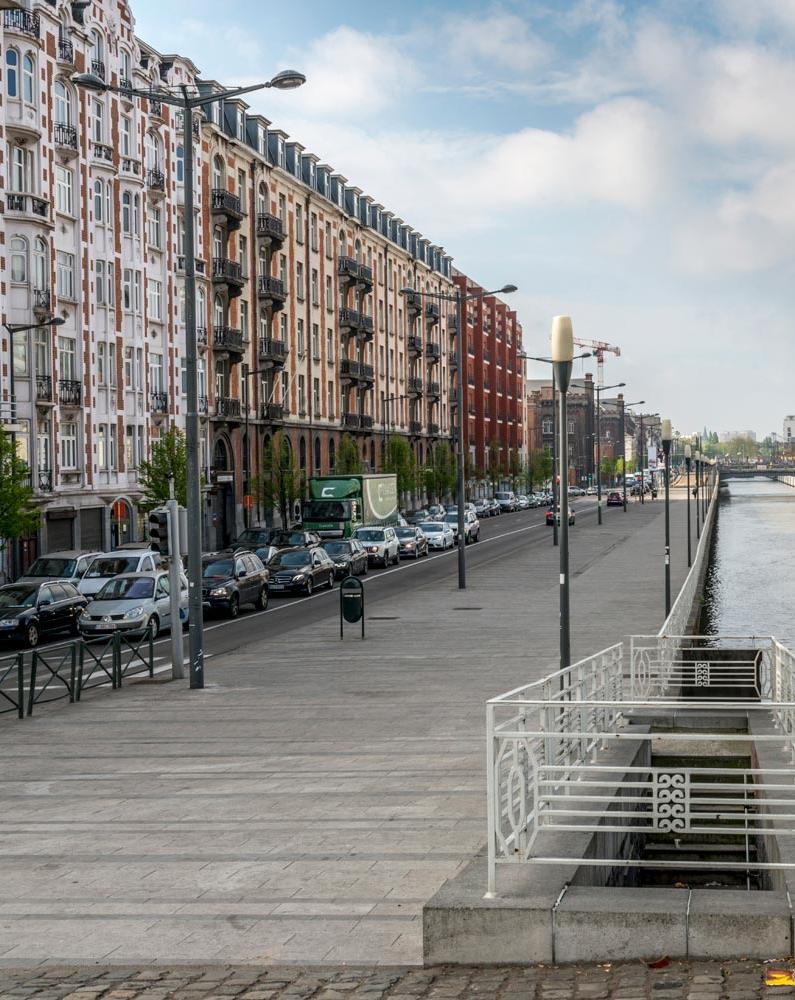 Voertuigen in het verkeer naast de Kanaal